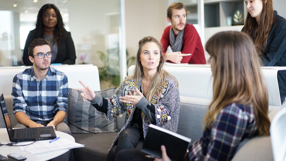 Posições de cuidado são ainda dominadas por mulheres. Direções de recursos humanos também.