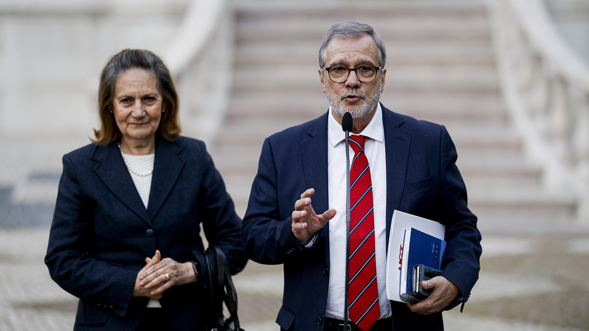 À esquerda, Lucinda Dâmaso, presidente da UGT. À direita, Mário Mourão, secretário-geral da mesma central sindical, que convocou a greve geral de 11 de dezembro de 2025.