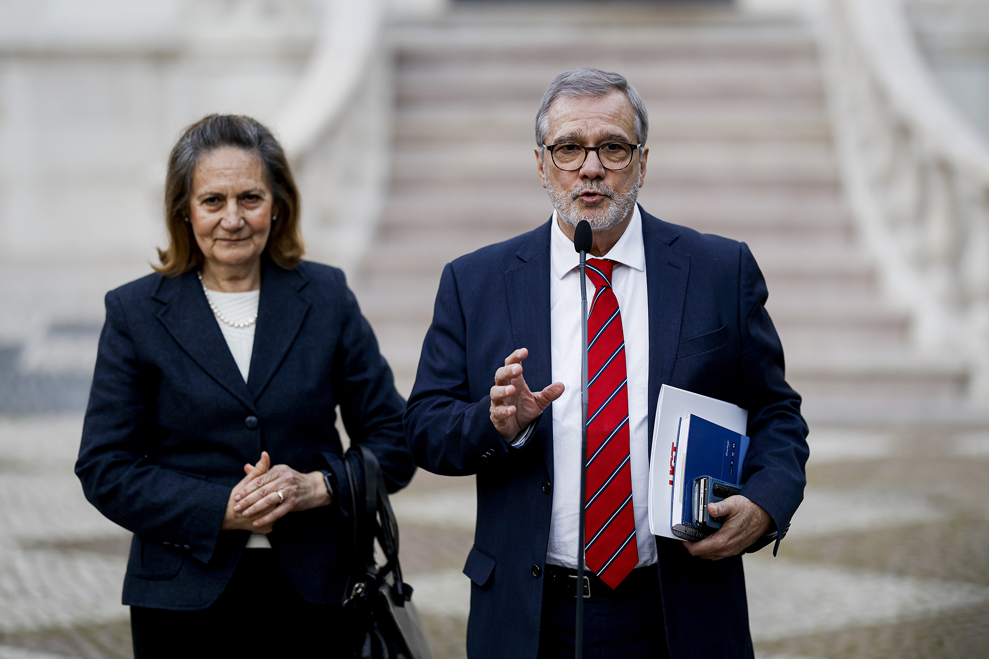 À esquerda, Lucinda Dâmaso, presidente da UGT. À direita, Mário Mourão, secretário-geral da mesma central sindical, que convocou a greve geral de 11 de dezembro de 2025.