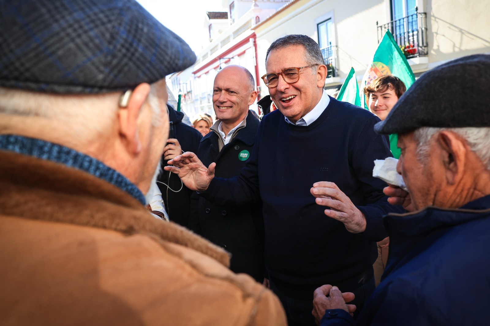 O candidato à Presidência da República, António José Seguro, cumprimenta um populares, durante uma ação de campanha para as eleições presidenciais de 18 de janeiro, em Grândola, 6 de janeiro de 2026.
