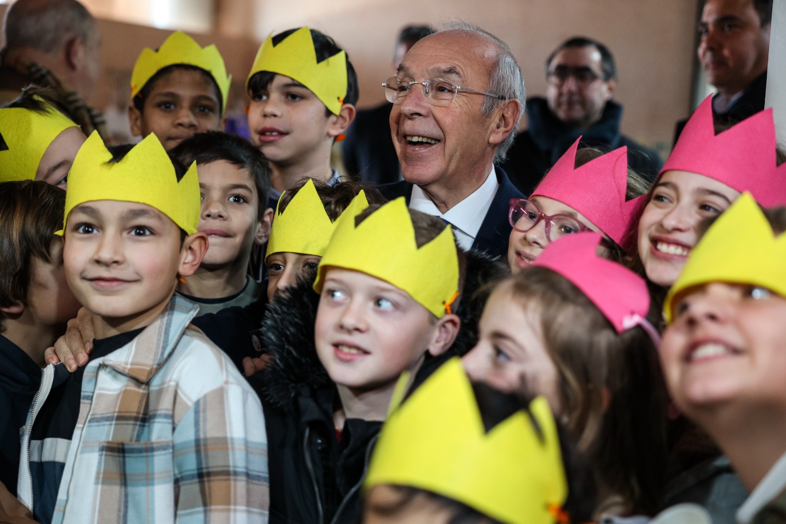 O candidato à Presidência da República, Luís Marques Mendes, posa para a fotografia com crianças, durante uma ação de campanha para as eleições presidenciais de 18 de janeiro, em Torres Vedras, 6 de janeiro de 2026