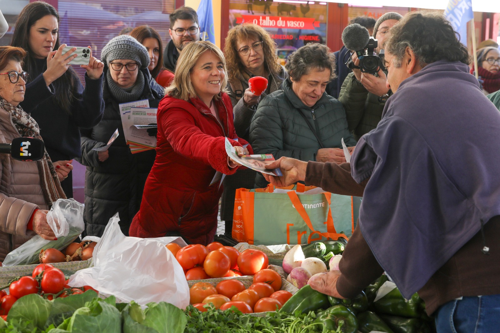 A candidata à Presidência da República, Catarina Martins (C), visita o mercado semanal de Torres Novas em ação de campanha para as eleições presidenciais de 18 de janeiro, em Torres Novas, 6 de janeiro de 2026