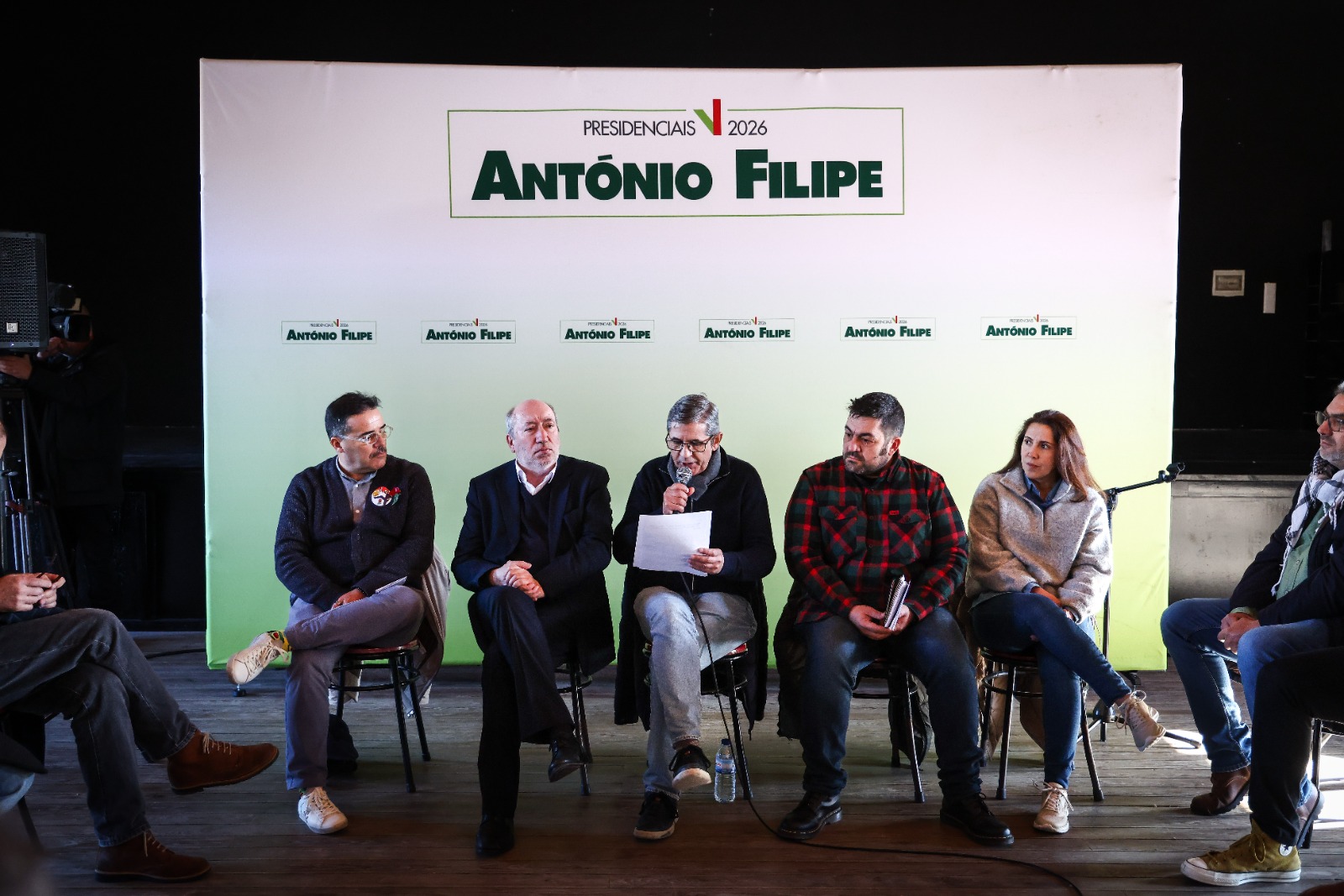 O candidato à Presidência da República, António Filipe, em ação de campanha para as eleições presidenciais de 18 de janeiro, durante um encontro com trabalhadores de diversos setores, em Setúbal, 6 de janeiro de 2026