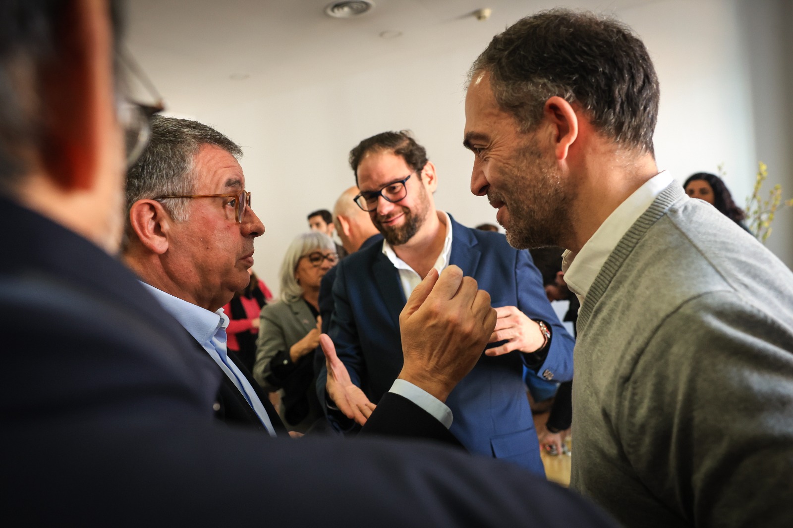 O candidato às eleições presidenciais António José Seguro e Duarte Cordeiro, durante um encontro sobre "Ambiente, Sustentabilidade e Clima, no Palácio Baldaya, em Lisboa, 7 de janeiro de 2026