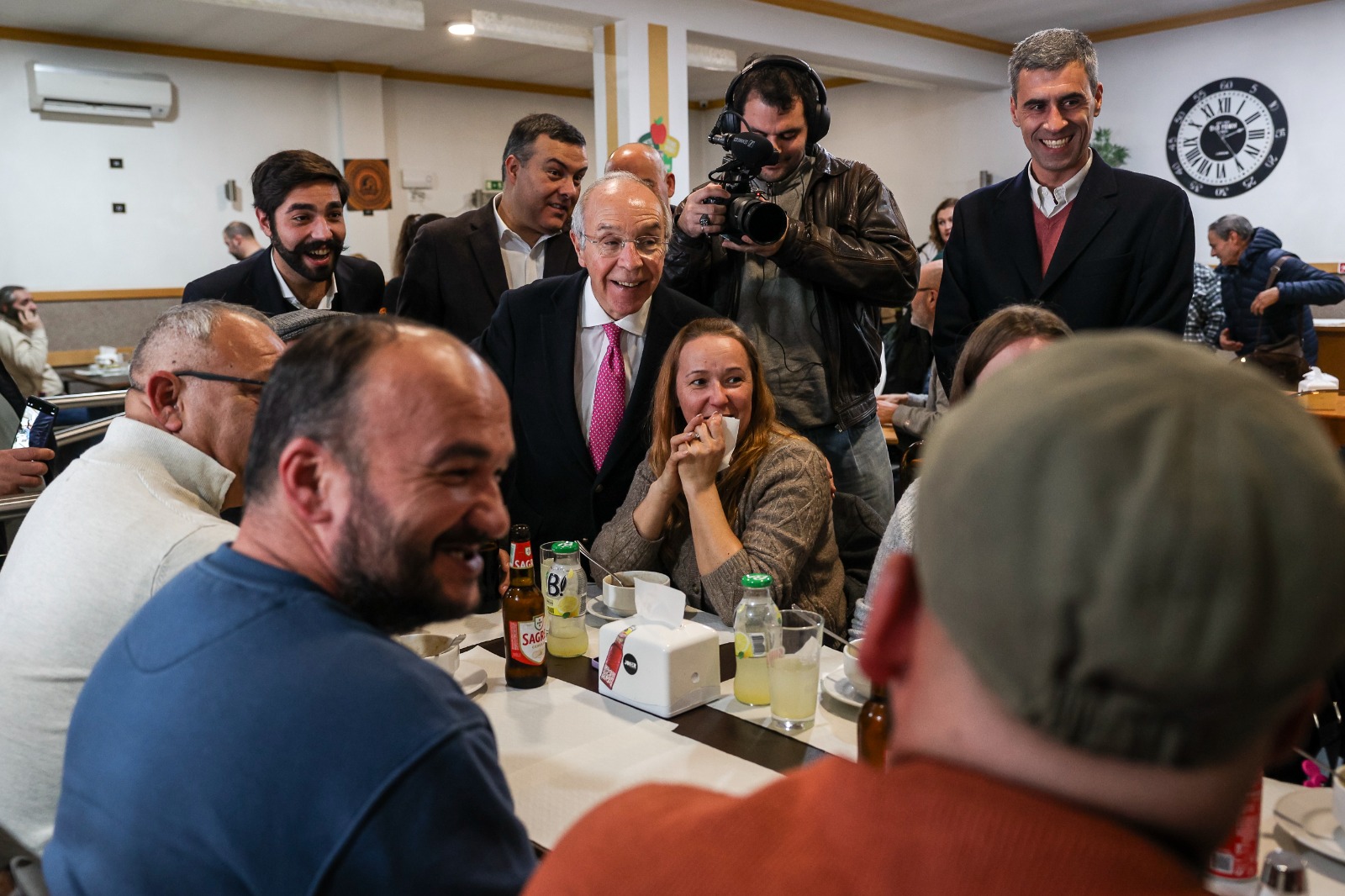 O candidato à Presidência da República, Luís Marques Mendes (2-D), durante um almoço de campanha para as eleições presidenciais de 18 de janeiro, em Vendas Novas, 07 de janeiro de 2026.