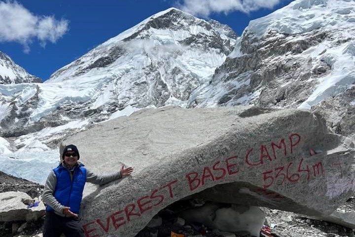 Michael Clinton subiu ao campo base do Everest, quando já se aproximava da casa dos 70 anos.