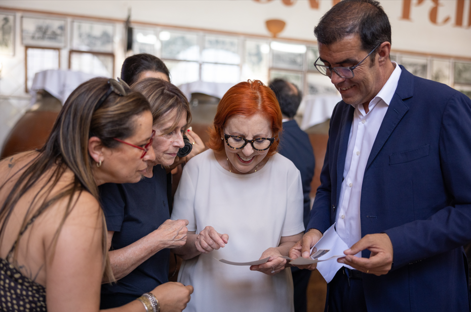 Numa visita recente a Cuba, no Alentejo, Maria da Graça Carvalho foi surpreendida pelo Presidente da Câmara com uma foto da sua infância. O pai de João Duarte Palma era amigo da ministra. Na fotografia, a governante pousa com dois amigos num parque, em Sevilha.